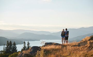 Couple heureux à la montagne