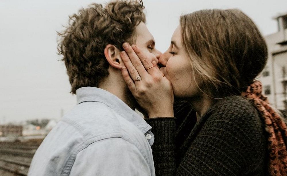 Kissing on the first date of a dating site, good idea?