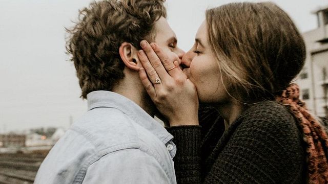 Kissing on the first date of a dating site, good idea?